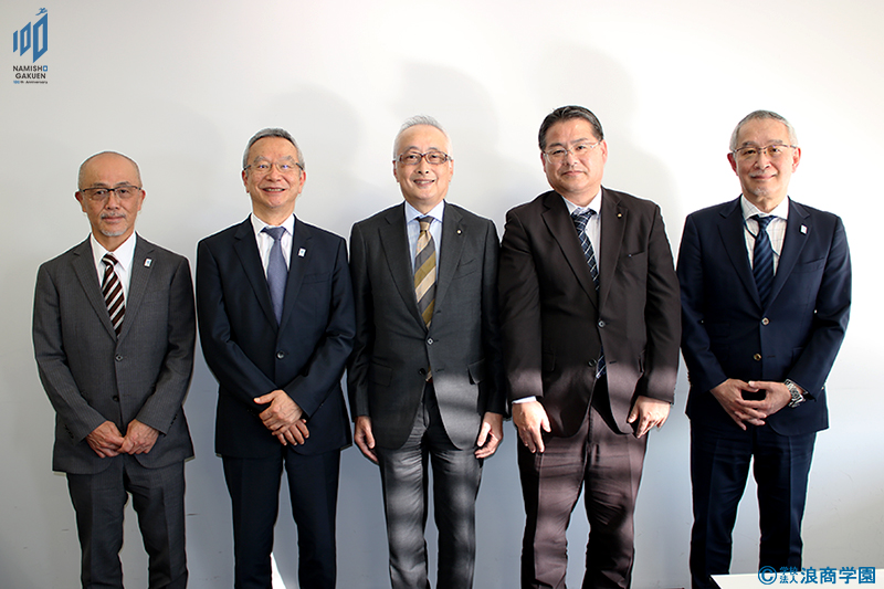 懇談した野田賢治理事長(左から2人目)と西村彦四郎社長(3人目)